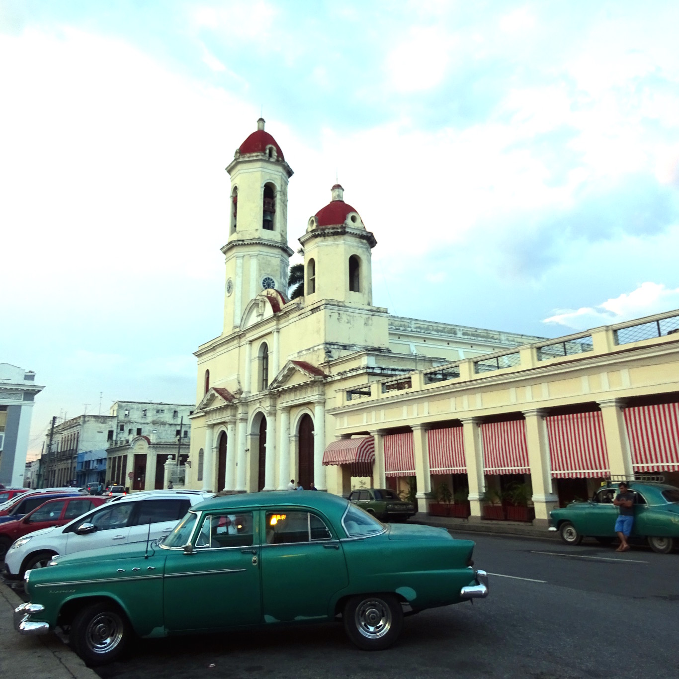 catedral-de-cienfuegos-unica-con-dos-torres-asimetricas.jpg