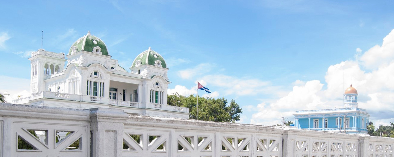 club-cenfuegos-y-palacio-azul-en-punta-gorda-cienfuegos.jpg