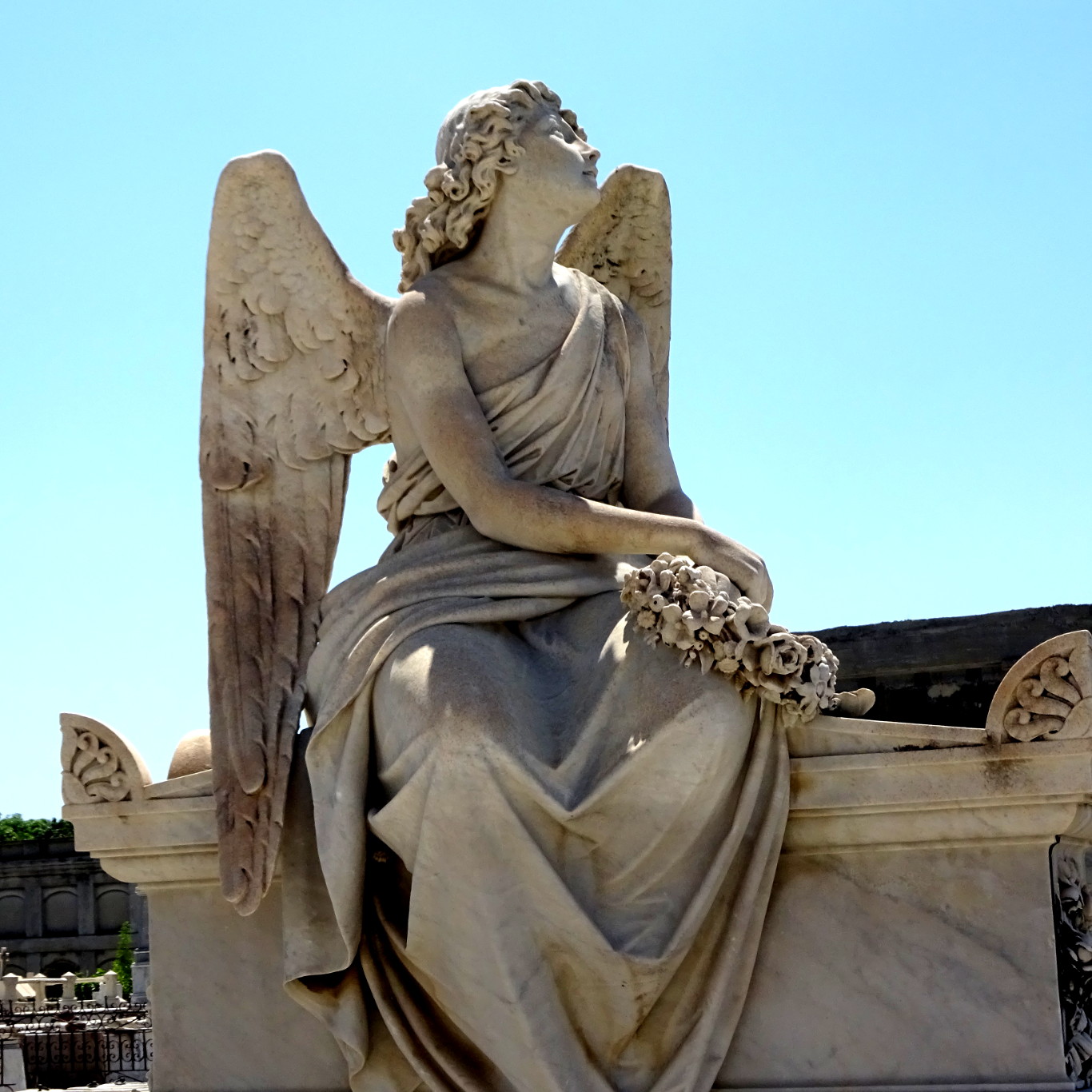 escultura-en-cementerio-de-reina.jpg