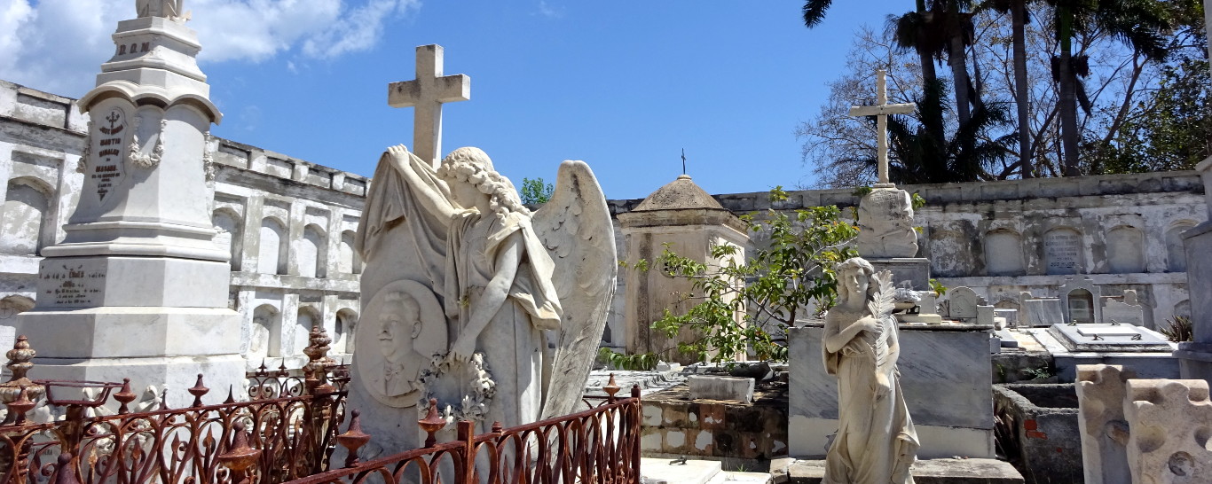 Esculturas en el cementerio de Reina, en Cienfuegos