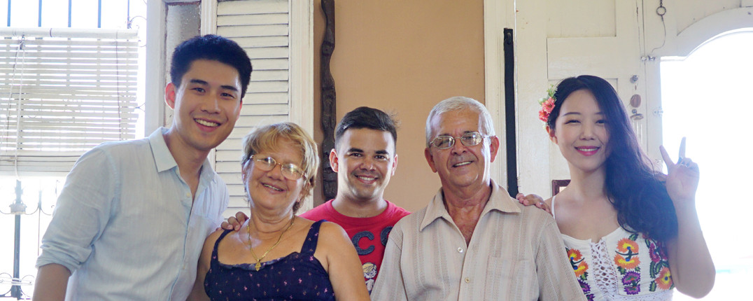 Cristina, Samuel y Gabriel López con Choi y Kim, los primeros coreanos en Marilope Hostal